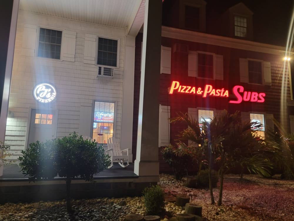 pjs pizzeria illuminated 3d sign on restaurant and bar exterior