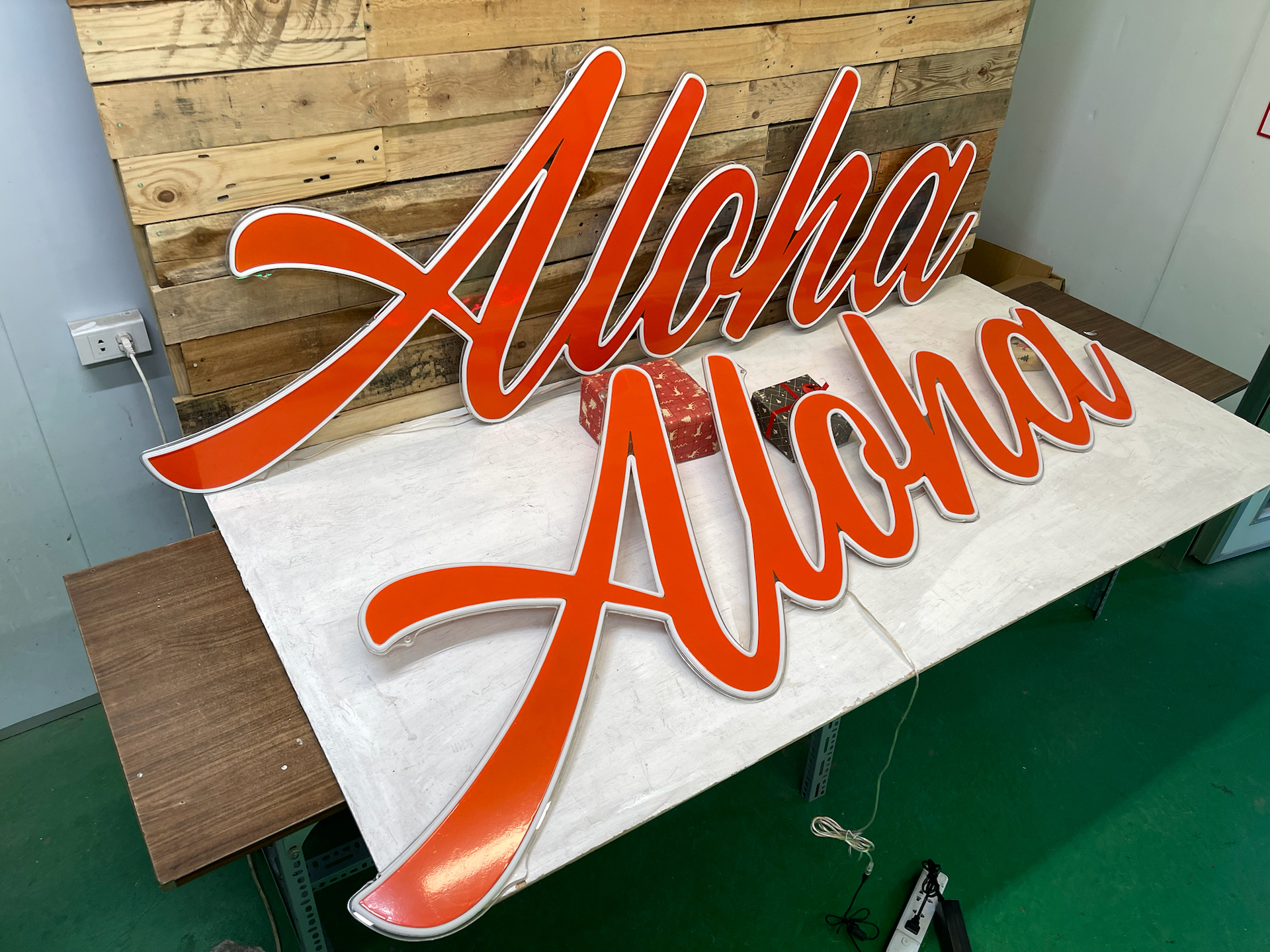 roger dunn golf hawaii retail store with led neon flex signs